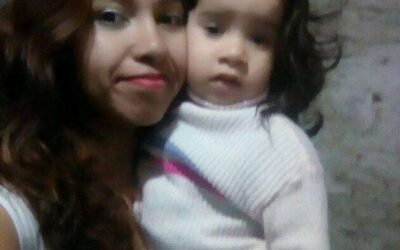 Dejó caer la frazada y el cuerpecito quedó al descubierto