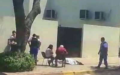 LAMENTABLE: ABUELITO SE DESPLOMO EN LA VEREDA HACIENDO FILA PARA COBRAR LA JUBILACION