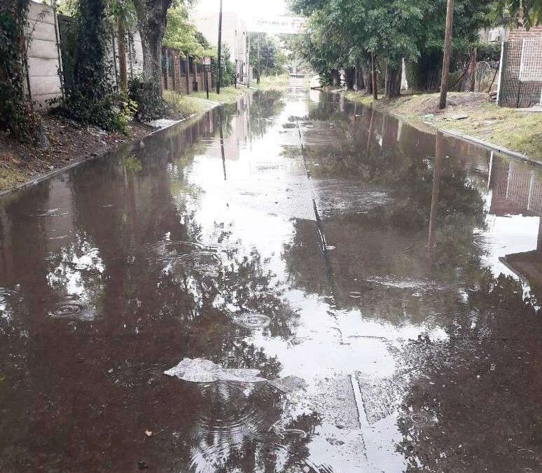 En Zeballos reclaman por obra de bajo nivel y calles que se inundan