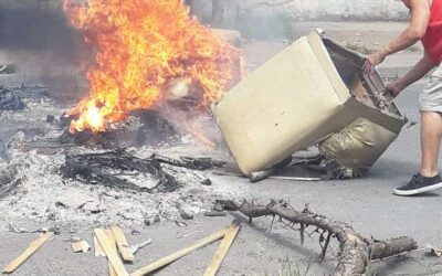 Vecinos encendidos cortaron la calle en protesta por  falta de luz