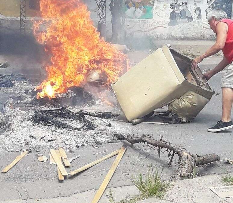 Vecinos encendidos cortaron la calle en protesta por  falta de luz