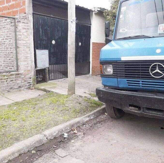 Misterioso  camión abandonado en Zeballos con diarios la Nación y Clarín