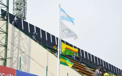 La bandera varelense ya flamea en el Estadio de Defensa y Justicia