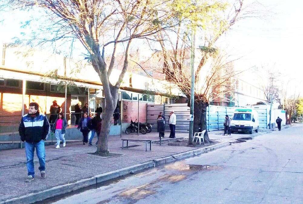 En medio de obras de remodelación: la guardia del hospital Mi Pueblo está desbordada