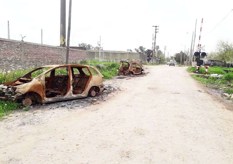 Crecen  los autos quemados y abandonados en la vía pública