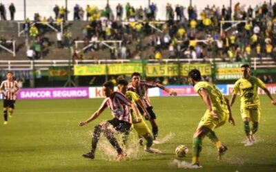 Defensa y Estudiantes empataban , pero  fue suspendido por la tormenta