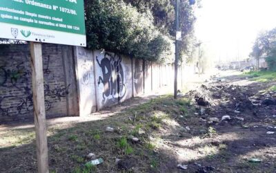 La basura volvió a convertir a otra calle en intransitable