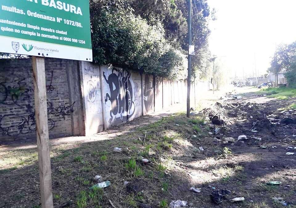 La basura volvió a convertir a otra calle en intransitable