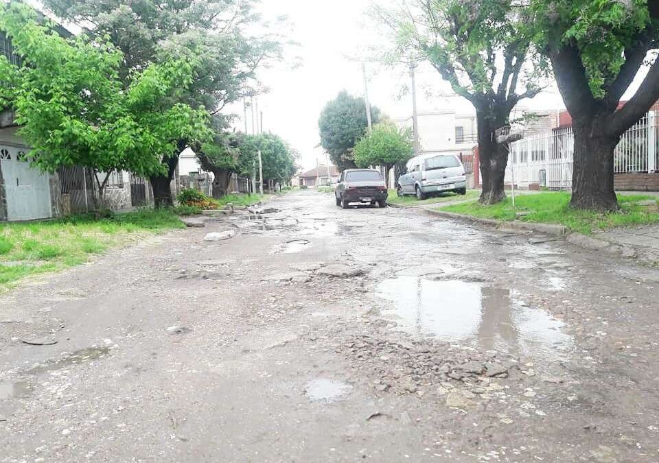 Cruce Varela: Una calle llena de pozos que hace difícil transitar