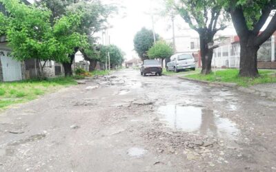 Cruce Varela: Una calle llena de pozos que hace difícil transitar