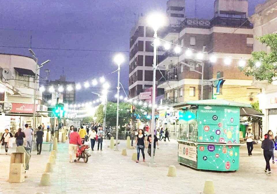 Peatonal Monteagudo: instalan luces y cestos para residuos