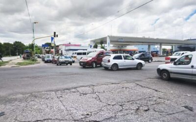 Cruce Varela: Semáforo que no funciona y baches   en  Av. Calchaquí dificulta la circulación