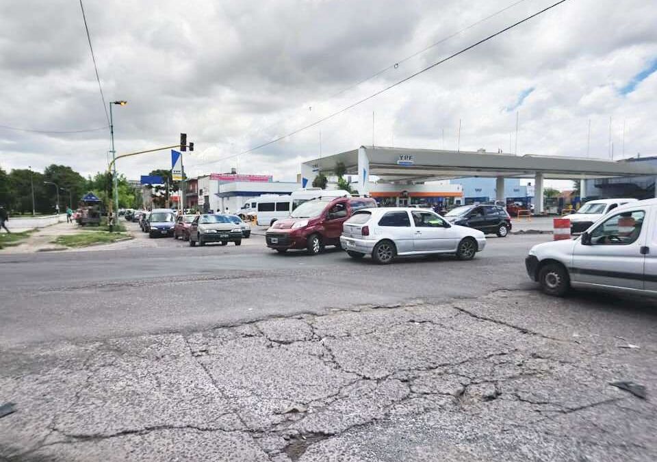 Cruce Varela: Semáforo que no funciona y baches   en  Av. Calchaquí dificulta la circulación