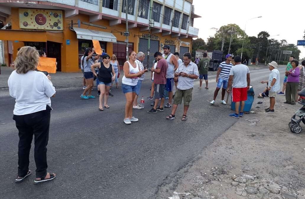 POR FALTA DE AGUA VECINOS DE ALTAMIRA CORTARON CAMINO GENERAL BELGRANO