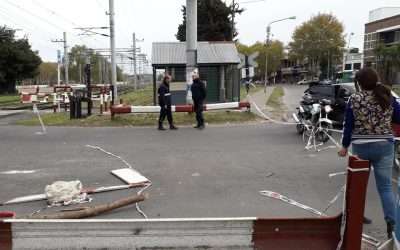 El Centro de Varela  semidesierto por el paro, con corte y barreras bloqueadas del tren