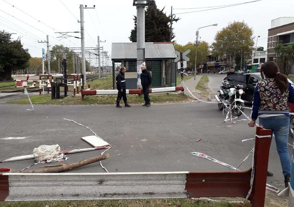 El Centro de Varela  semidesierto por el paro, con corte y barreras bloqueadas del tren