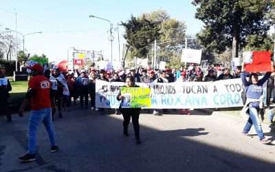 Multitudinaria marcha de la comunidad boliviana  frente a las Fiscalías y Verdurazo  para pedir justicia por Roxana