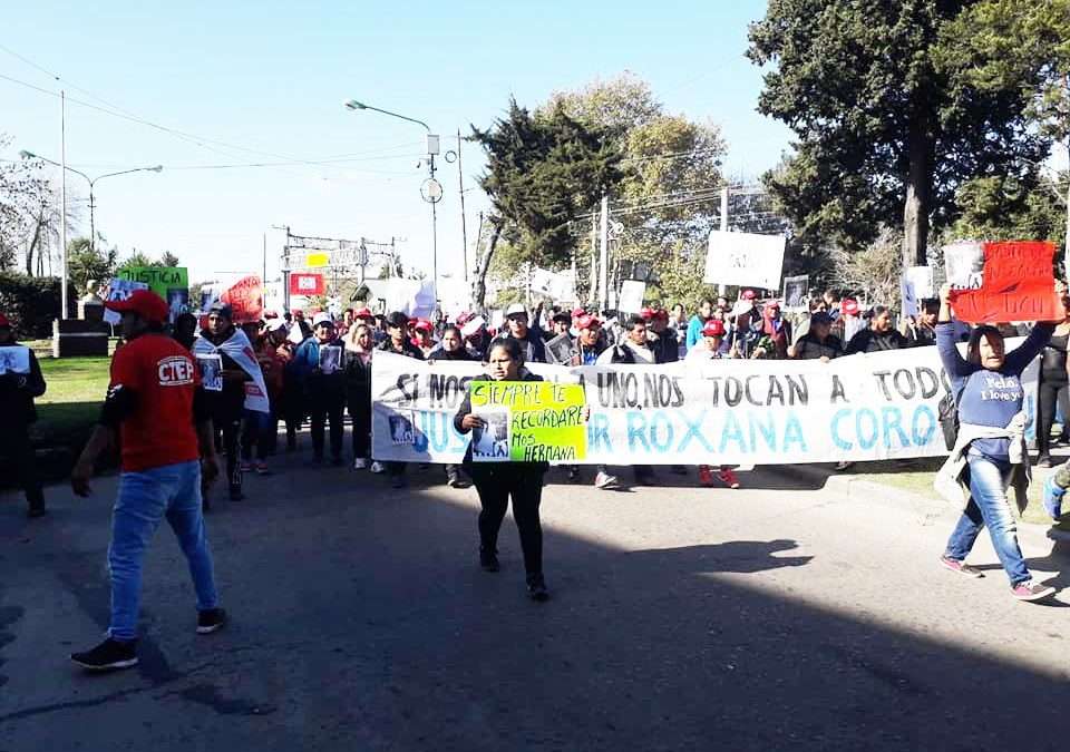 Multitudinaria marcha de la comunidad boliviana  frente a las Fiscalías y Verdurazo  para pedir justicia por Roxana