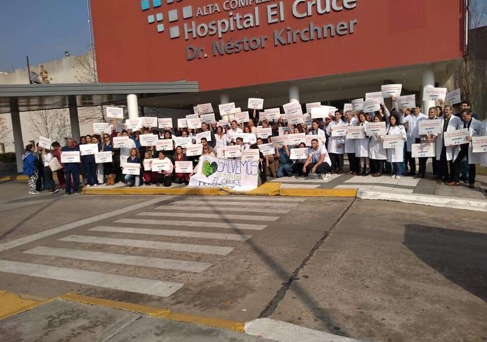 Hospital El Cruce: profesionales y trabajadores se manifestaron por aumento salarial