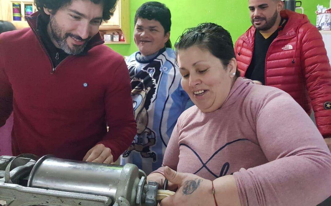 Día de la Independencia: PABLO ALANIZ PREPARÓ COMIDAS TÍPICAS JUNTO A VECINOS EN LA ASOCIACIÓN CIVIL CARICIAS AL ALMA