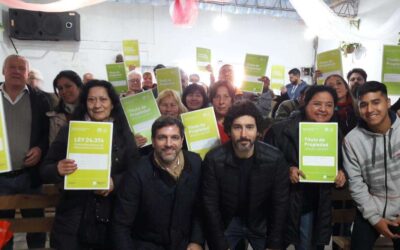 HERNÁN SÍVORI  Y PABLO ALANIZ ACOMPAÑARON A VECINOS QUE RECIBIERON LAS ESCRITURAS DE SUS VIVIENDAS