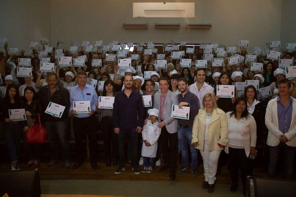 El intendente Watson entregó certificados a los alumnos participantes de la Escuela de Emprendedores Municipal