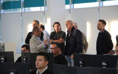 Andrés Watson junto a comerciantes en el Centro de Protección Ciudadana
