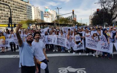 ALANIZ CON VECINOS DE VARELA EN LA MARCHA DEL «SÍ, SE PUEDE»