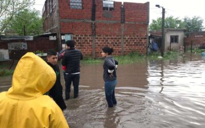 ALANIZ CON BOTAS DE LLUVIA Y EN EL AGUA DIJO QUE «EN ESTA ELECCIÓN TENEMOS QUE ELEGIR PENSANDO EN VARELA»