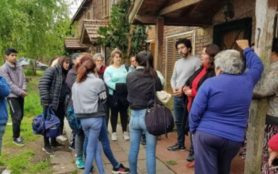 Alaniz se reunió con vecinos del barrio las tejas y visitó a una docente en el centro