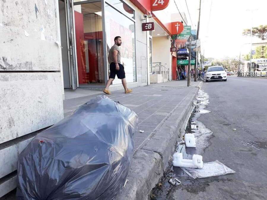 Suciedad en la zona bancaria de Florencio Varela