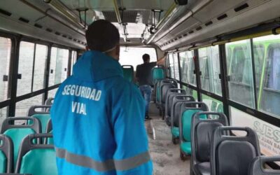 Controles de limpieza en transporte público y distanciamiento en filas de bancos