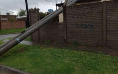 Cortes de luz, postes y cables caídos por el temporal de lluvia y viento en Florencio Varela
