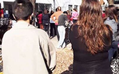 Desbordes para recibir la bolsa de alimentos en la escuela nº 12  del barrio San Nicolás