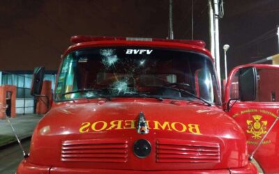 Bomberos asistieron un incendio en  barrio Infico y fueron agredidos