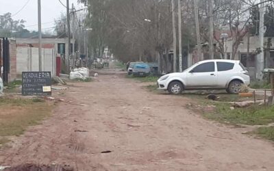 Entre tiros y violencia, así es la vida en el asentamiento Infico: incendiaron una casa y agredieron a bomberos