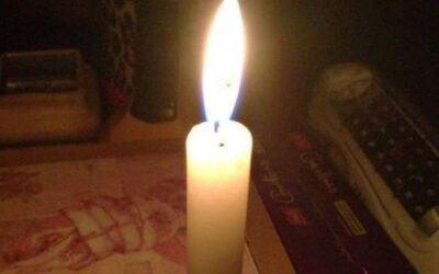 Abuelos reclaman por cortes de luz