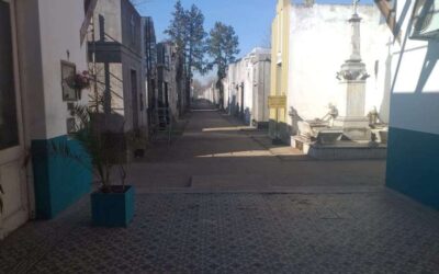 Denuncian robo de placas de bronce y hechos de vandalismo en el cementerio