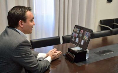 El intendente Watson junto a estudiantes y  abuelos varelenses