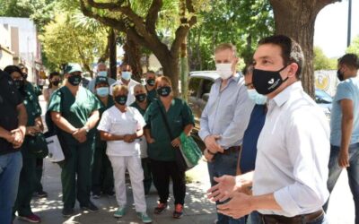 El intendente Watson reconoció el esfuerzo del personal de salud