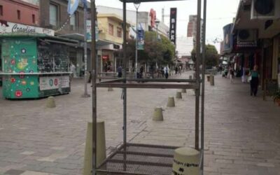 Las garitas instaladas en la Peatonal  ¿CUÁNDO LAS VAN A SACAR?