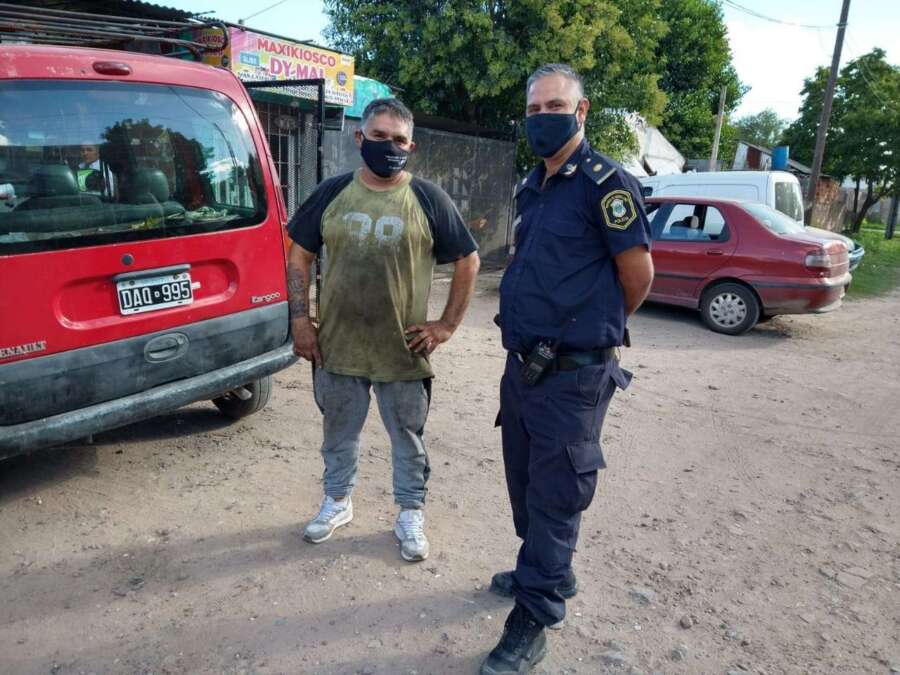 Policías salen de la comisaría y se reúnen con los vecinos y comerciantes