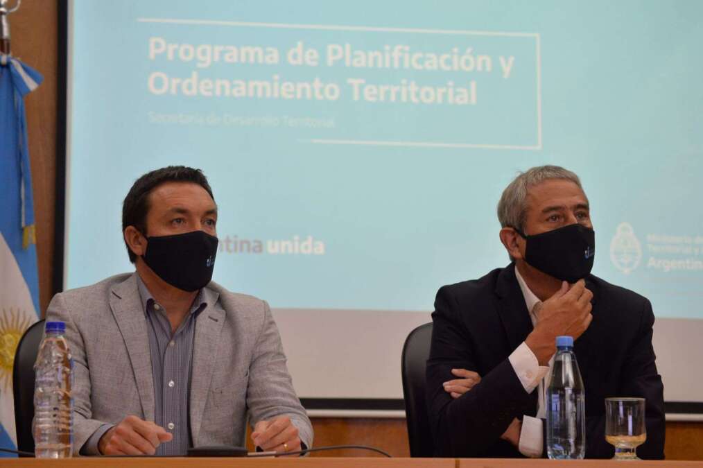 Watson junto a Ferraresi en el lanzamiento del Programa de Planificación y Ordenamiento Territorial