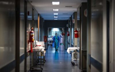 Allanaron el hospital El Cruce de Florencio Varela por una denuncia de «vacunación VIP»