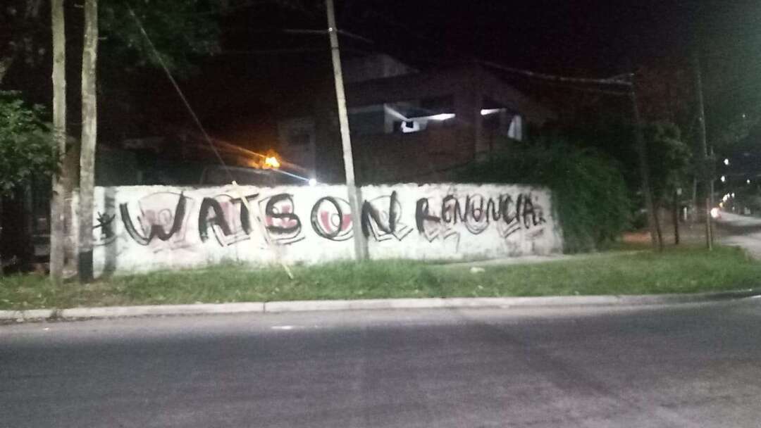 Detienen a 3 personas por  pintar “Watson Renuncia” en un paredón  en Varela