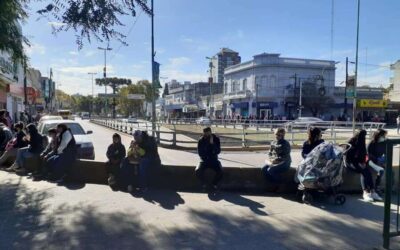 Largas colas en los bancos por falta de cajeros