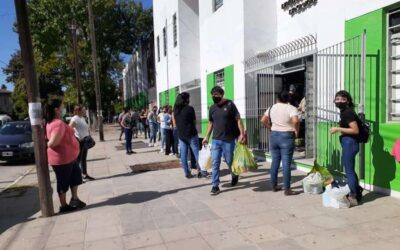 Segunda ola y más pobreza: Largas filas frente a las escuelas por  bolsón con mercaderías