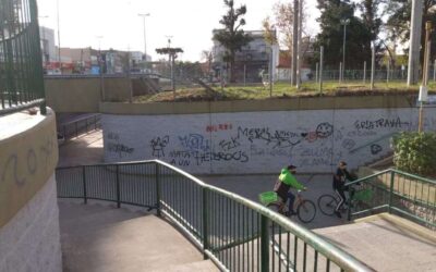 Las pintadas y la suciedad arruinan la fachada del  paso Bajo Nivel de Avenida San Martín