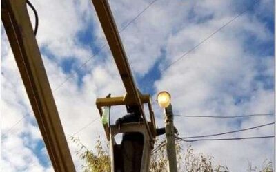 Labores de reparación de luminarias en barrios varelenses