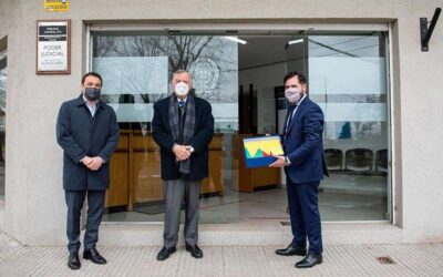 El intendente Watson entregó la insignia local al Tribunal Criminal Nº2